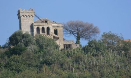 Collina degli Spadari, Il Rudere che domina le vigne