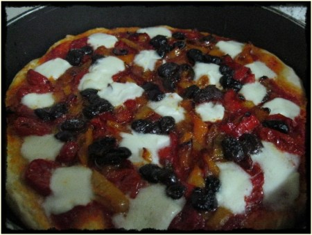Pizza con peperoni gialli e rossi, mozzarella, olive nere - foto A. Di Costanzo