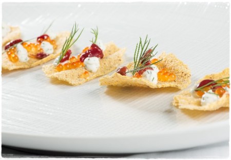 Sfoglie di Granoturco, Corniolo e Uova di Trota