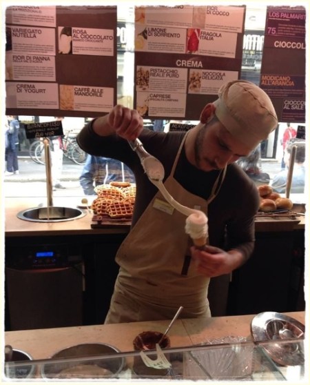 Salvatore, il bravo Gelataio di CioccolatItaliani - foto A. Di Costanzo