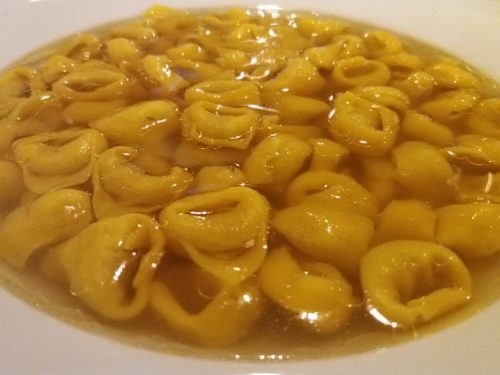 oasteria-della-bottega-ravioli-al-doppio-brodo-foto-a.-di-costanzo-e1557328563499.jpg